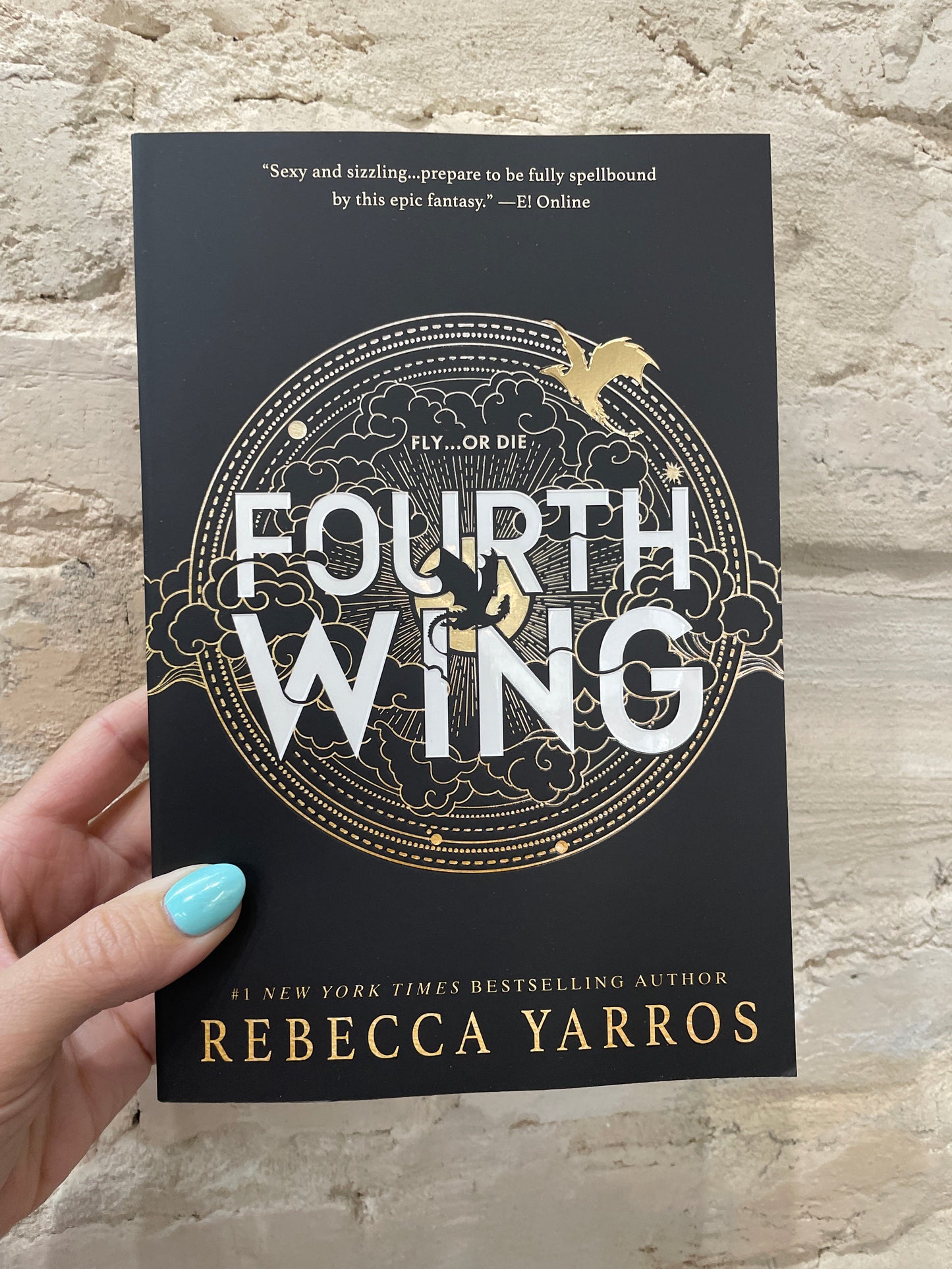 Fourth Wing by Rebecca Yarros (paperback)